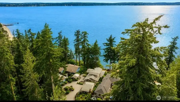 The home has a nice size parking up to the house for parties. Just to the left is Kayak Point Park, a gorgeous park with camping, Yurts and RV stations. Boat launch . The park has tables with BBQ stands for cooking your Dungeness Crab right on the beach! Or just row on out from your private beach and drop your crab pots, guaranteed crab catch!