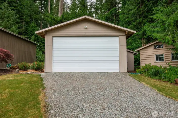 32x24 and 11 foot door/20 ft wide entry  there is also a side area with 8x16 ft storage