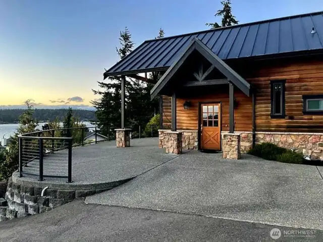 Guest Cabin shares luxurious amenities and Forever View