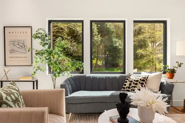 Welcome to the second floor "living room". Feel the tree house effect and settle in for reading and lounging.