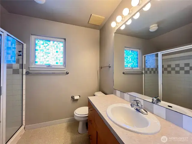 En-suite bathroom in bedroom 1