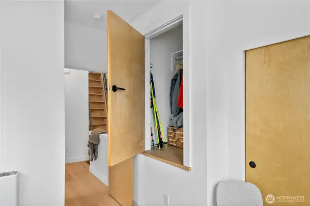Closer view of that extra storage space.