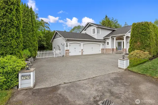 Lot's of driveway! Room for everyone!