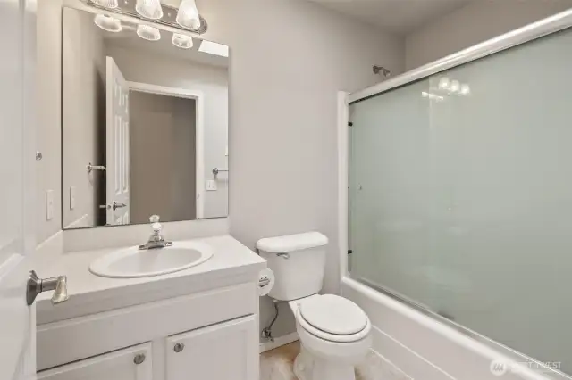 Upper floor Guest Full Bathroom!