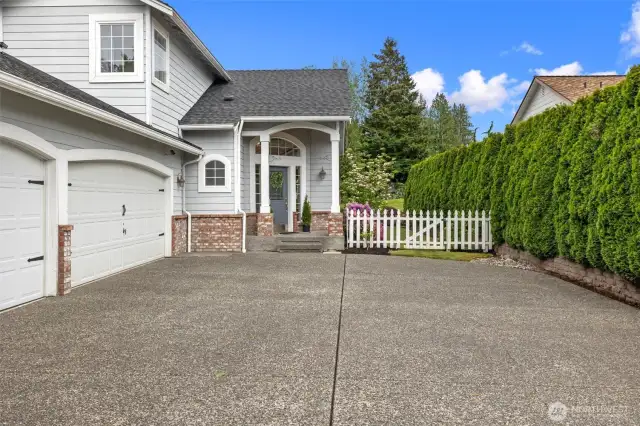 Your Dream Home!! Has that romantic entry!