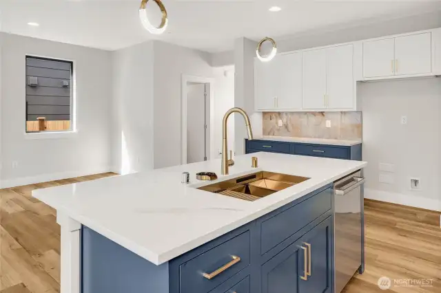 Kitchen island with eating space (Photos from lot 9B)