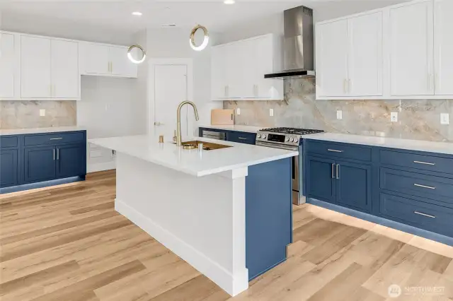 Popular blue & white color scheme (Photos from lot 9B)