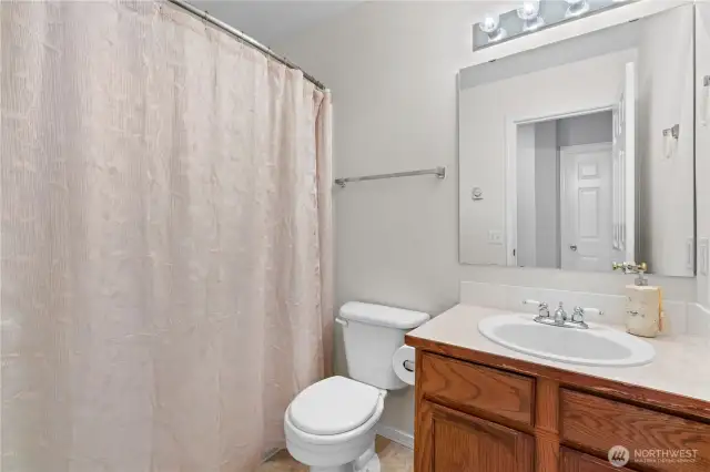 Full guest bath in the hallway.