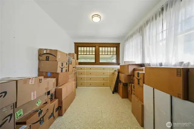 Office/storage off primary