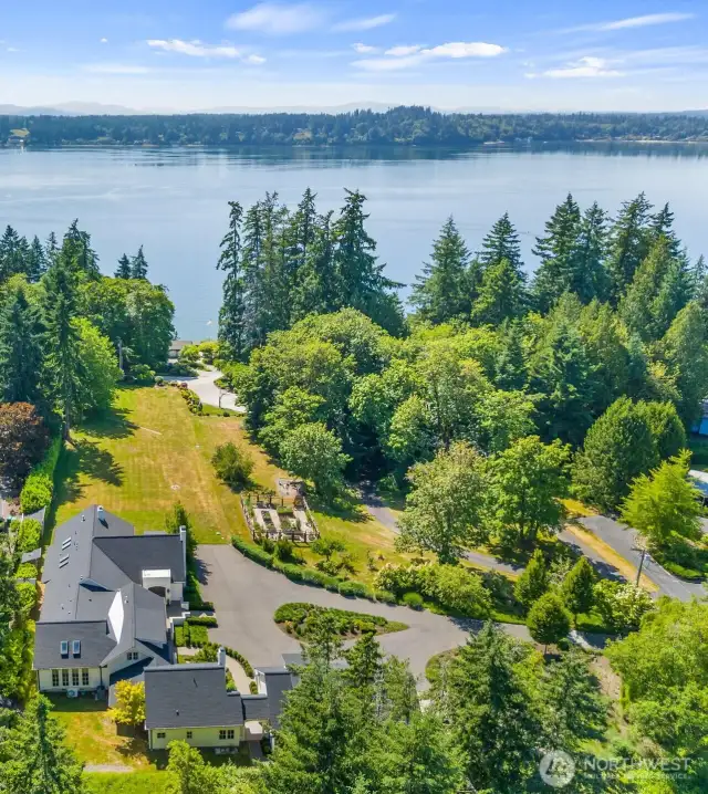 This impressive aerial view showcases the estate’s proximity to the waterfront, along with the abundant indoor and outdoor living spaces to enjoy.