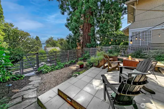 Gas firepit, built-in benches and great lighting!