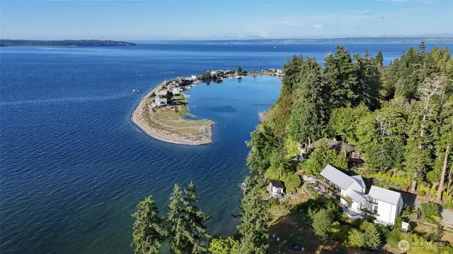 This vibrant shoreline hosts seals, sea lions, eagles, herons, and egrets—plus some of the island’s best crabbing!