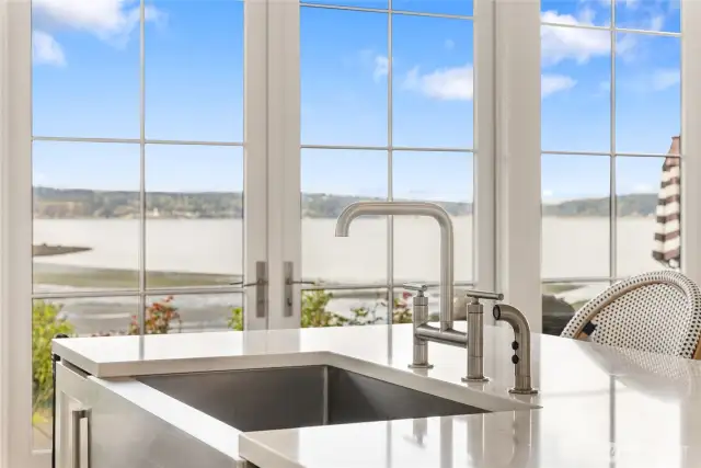Each room offers access to the outdoors while maximizing sweeping water views.