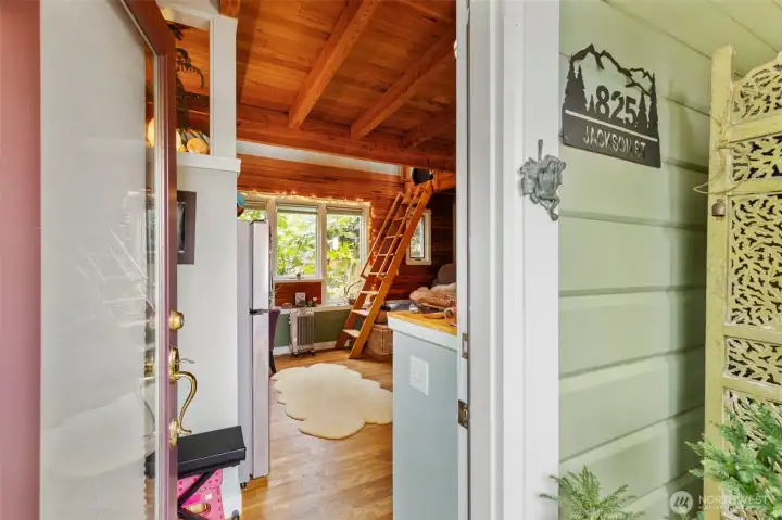Entering 825 JAckson Street *yes, the ADU has it's own address!* you enter a cozy, high end retreat right out of a storybook. The 780sf 'cabin' space has all the amenities of home, but made for one or two guests at a time. Outside each window are fruit trees, rhodies and roses which compliment the rich interior wood finishes and give off a truly organic feel.