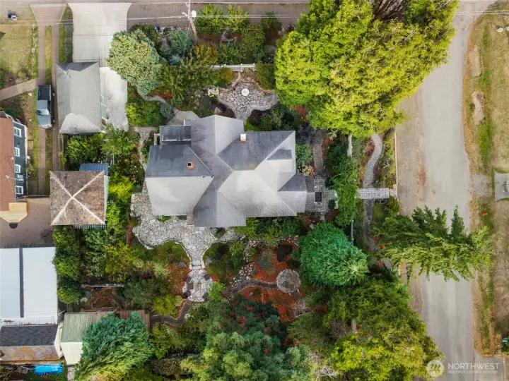 An overhead aerial of the property- all 12000+SF. It's hard to imagine a more well placed arrangement of structures than this, in a more idyllic setting. (you can probably tell, I like this place a lot!)