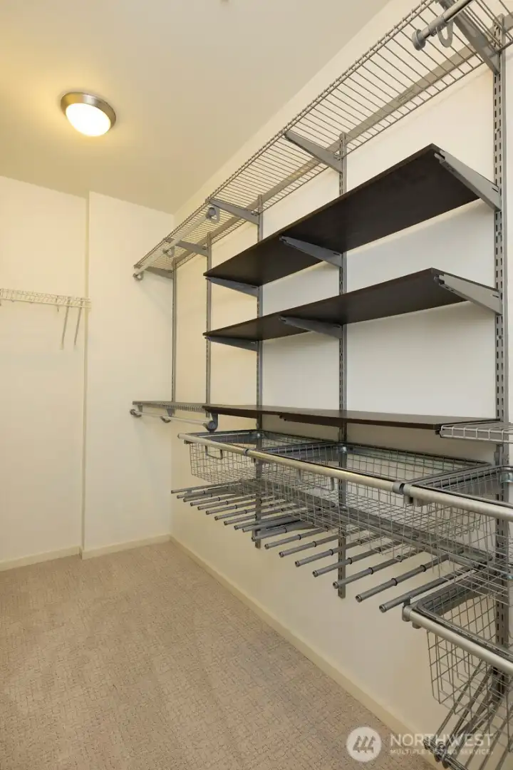 Primary bedroom w/xtra large walk-in closet.