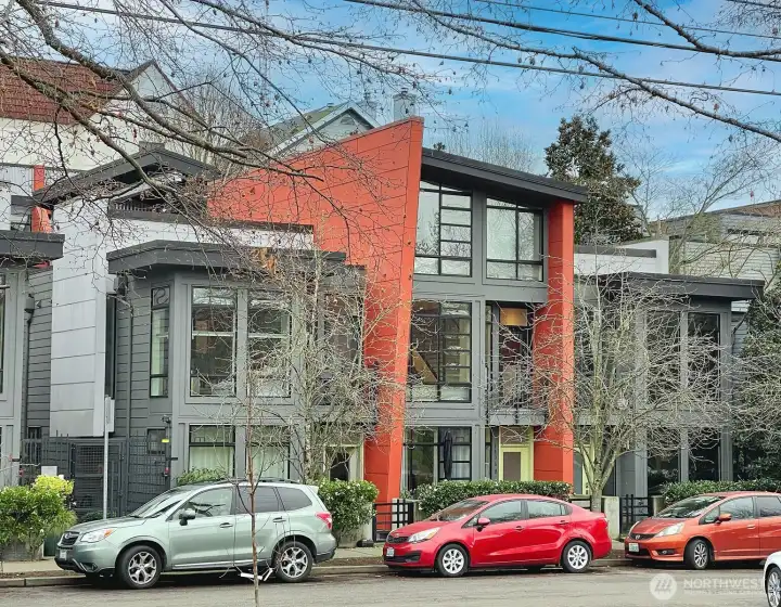 25 on the Park is an amazing location close to all that Cap Hill has to offer & across the street from Cal Anderson Park.