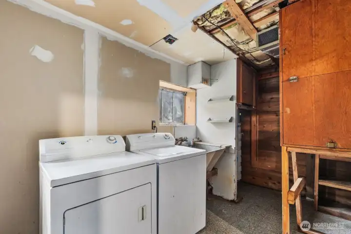 Lower level laundry