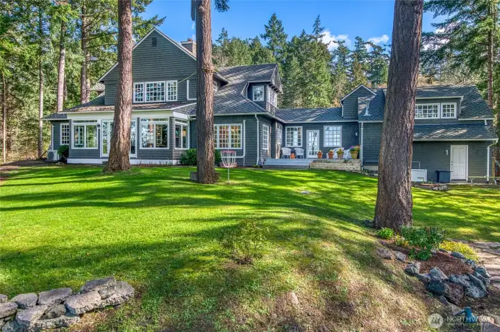 Croquet, Ultimate Frisby, and Chuckit! with your dog await!