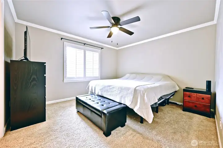 Spacious primary suite with private en-suite bath