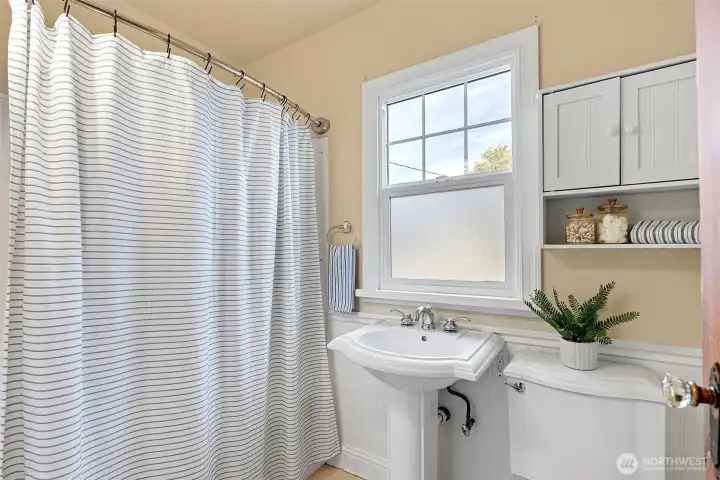 Main level full bath