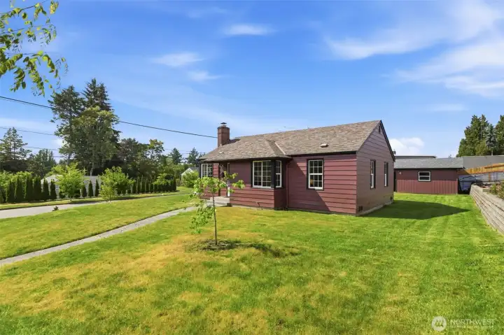 Very large corner lot. Very large corner lot.