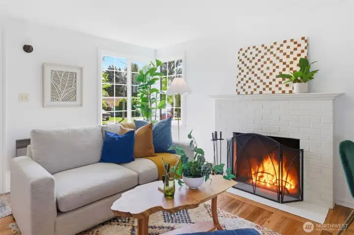 Big windows makes for plenty of light. Big windows makes for plenty of light.
