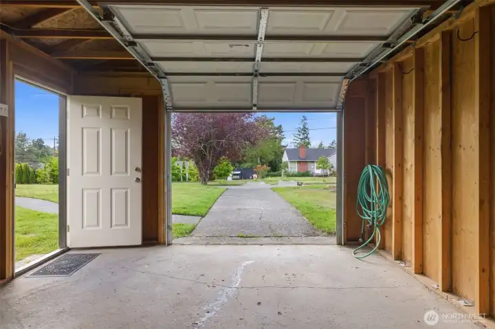 Perfect place to park or have a workshop. Perfect place to park or have a workshop.