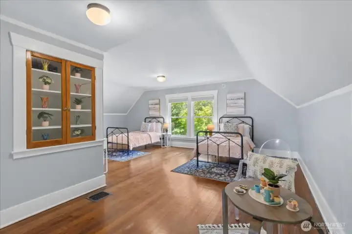 Oversized 2nd upstairs bedroom