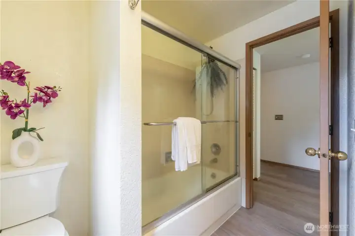 Full Hallway Bath Full Hallway Bath