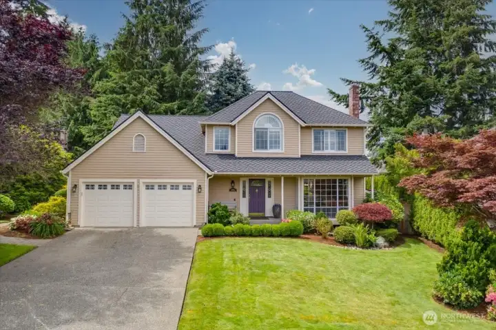 Inviting two story house located in the highly desirable neighborhood of The Falls! Desirable cul-de-sac location, close to great schools, parks with trails, downtown Snohomish and Mill Creek Towncenter!