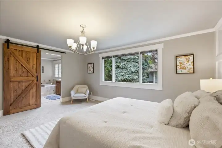 Nice sized primary bedroom!