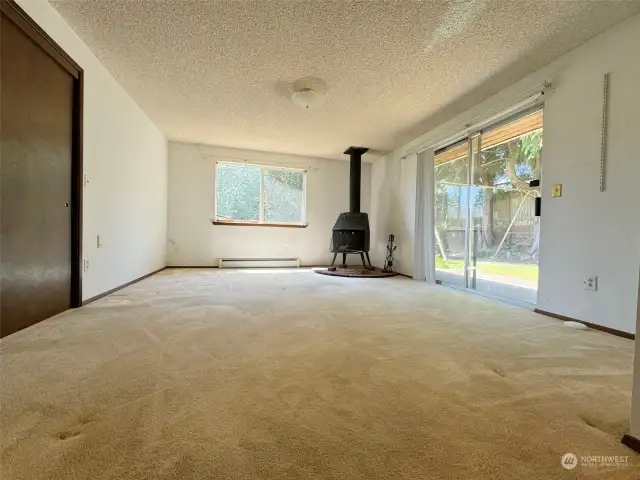 Bonus room/studio room with its own access from backyard