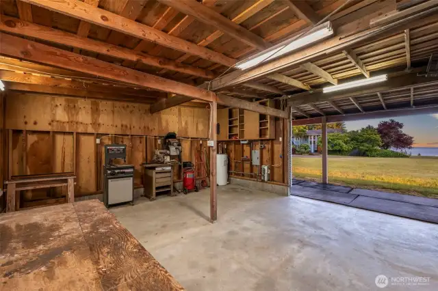 Another approximate 800 SF of shop space beside the stables.