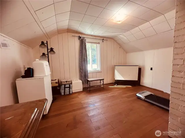 Another angle of 2nd bedroom.