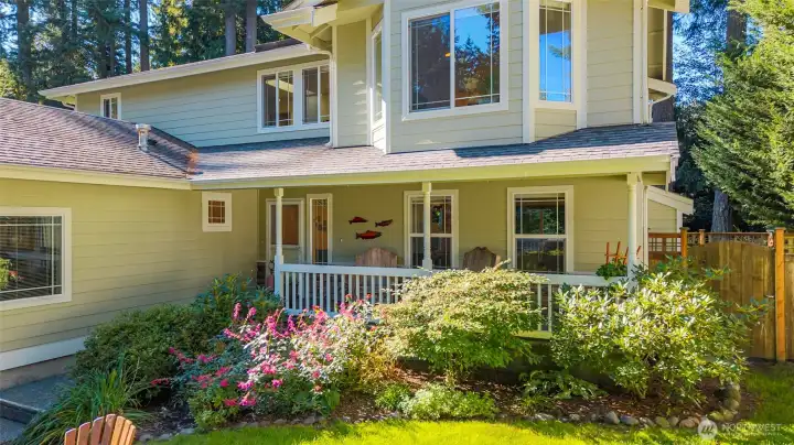 Welcoming covered front porch to enjoy your morning coffee!