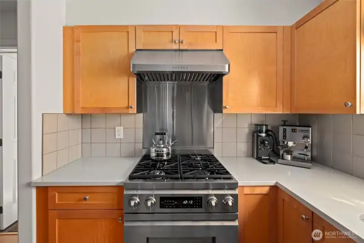 Enjoy cooking using this dual-fuel Dacor gas range with convection/conventional oven.