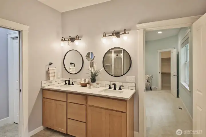 Double vanity in primary bathroom