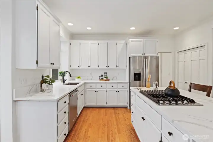 SS appliances, new quartz countertops