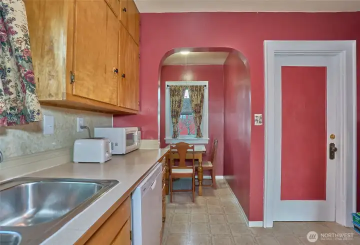 Cute eating nook off of the kitchen