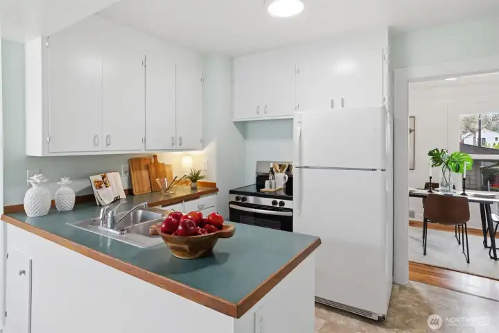 Cute kitchen with eating space, new stove barely unwrapped. Easy-peasy to enhance with chef-friendly technology/gadgetry or create fancier entertainment spaces. Cute kitchen with eating space, new stove barely unwrapped. Easy-peasy to enhance with chef-friendly technology/gadgetry or create fancier entertainment spaces.