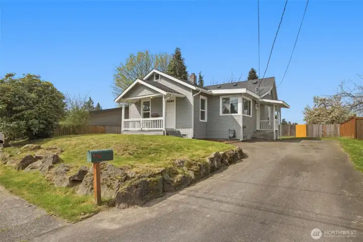 Move in. Invite your friends. There's room for plenty of guests here in your "New Hometown" home. Move in. Invite your friends. There's room for plenty of guests here in your "New Hometown" home.