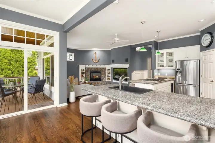 Seating for 4 on large kitchen counter