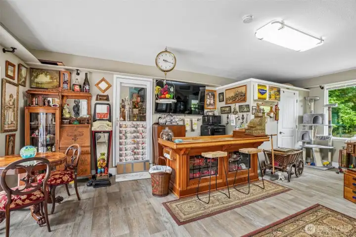 Flex room between kitchen and garage