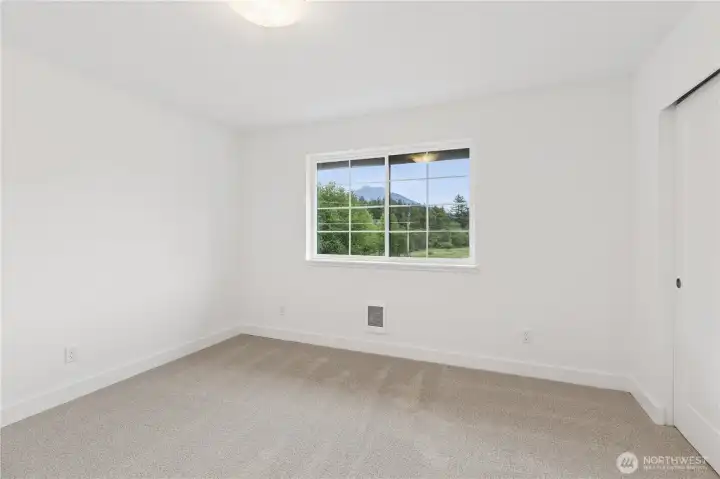 Secondary bedroom with mountain views! Secondary bedroom with mountain views!