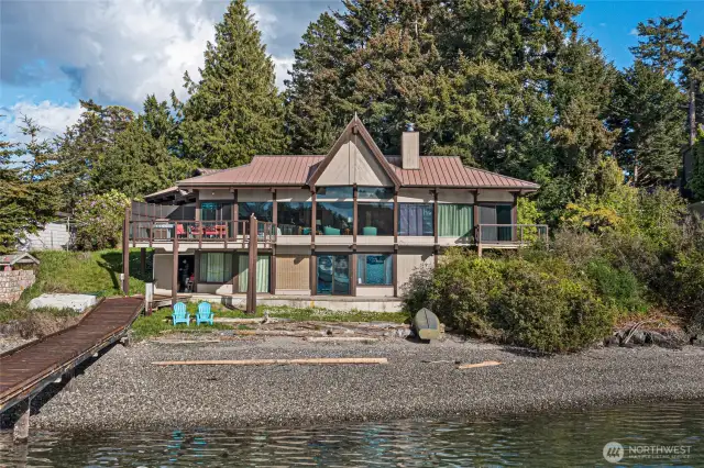 Private Beach approx.. 100+ ft. of waterfront.