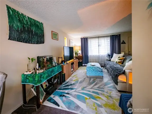 3312 LIVING...SUPER CUTE SPACE!