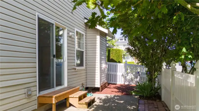 Private side yard
