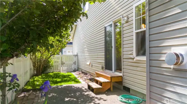 Fully fenced side yard