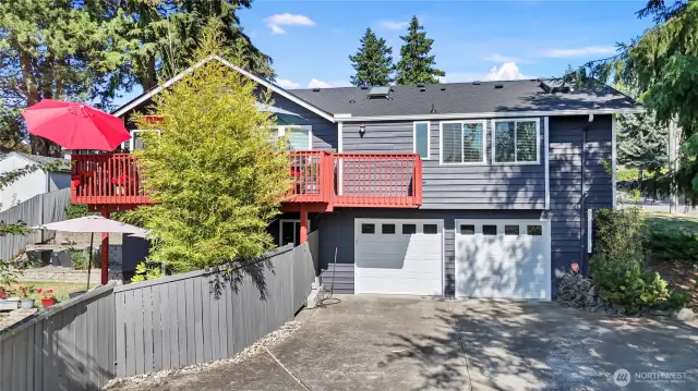 Large driveway for parking with 2-car garage